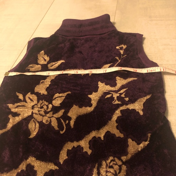 Elegant Neckline Sleeveless Soft Top-NEW - Picture 4 of 7